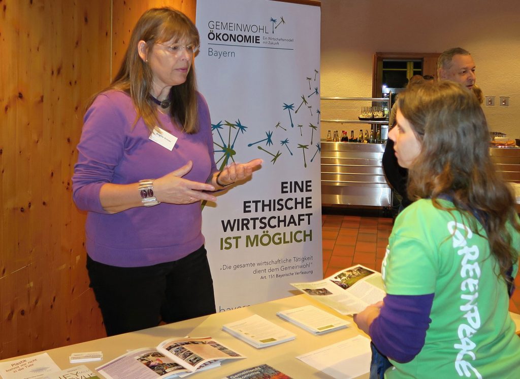 GWÖ Arbeitskreisleiterin Brigitte Gronau informiert beim Greenpeace Vortrag in Weiheim