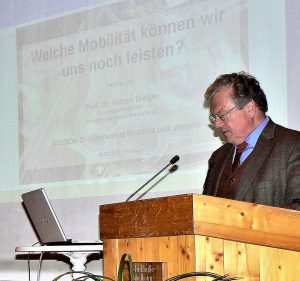 Vortrag Prof.Dr. Hubert Weiger (BUND) über Mobilität, Weilheim 2010 - Weiger am Rednerpult