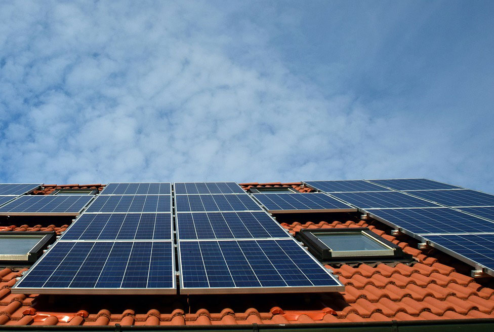 Photovoltaik-Anlage auf einem Hausdach (Foto: ulleo, Pixabay)