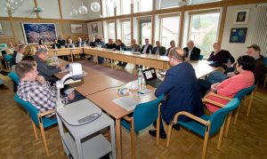 Gemeinwohl-Ökonomie Info-Veranstaltung im Gemeinderat Peißenberg, Mai 2019 - Hans-Jörg Birner referiert. (Foto Gronau)