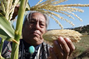 Dokumentarfilm "Unser Saatgut" ("Seeds") - Pressebild: Stammesältester im Tesuque Pueblo mit 'Mutter-Mais'