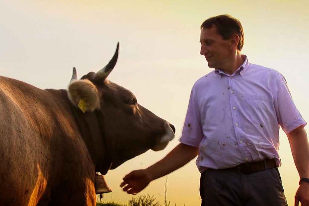 Doku-Film "Aus Liebe zum Überleben" von Bertram Verhaag - Trailerbild 2: Bauer mit Kuh