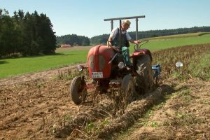 Doku-Film "Aus Liebe zum Überleben" von Bertram Verhaag - Trailerbild 5: Bauer auf altem Traktor