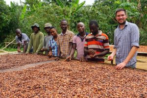 fairafric-Gründer Reimers mit Kakao-Bauern in Ghana