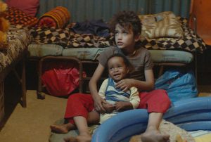 Bild aus dem Film 'Capernaum' - Zain mit kleinem äthiopischen Jungen