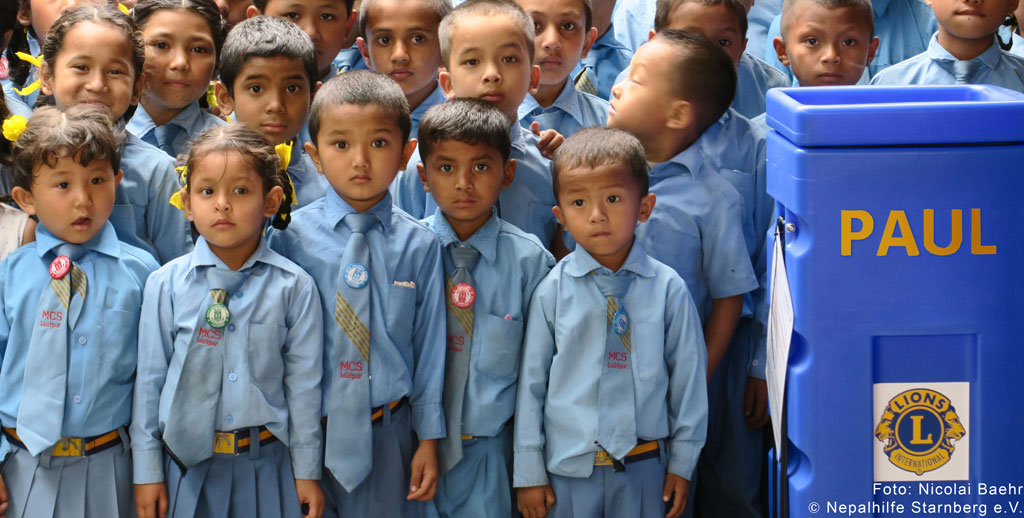 Dokumentarfilm 'Nach dem Regen kommt die Sonne' - Schüler in Nepal mit Wasserfilter. Foto: Nepalhilfe Starnberg e.V.