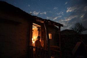 Dokumentarfilm 'Land des Honigs', Bild 1 (Imkerin vor ihrem Haus abends))