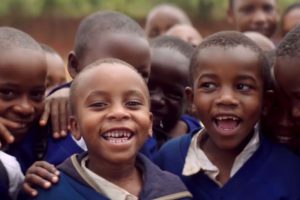 Dokumentarfilm "2040 – Wir retten die Welt!" – Bild: lachende schwarze Kinder