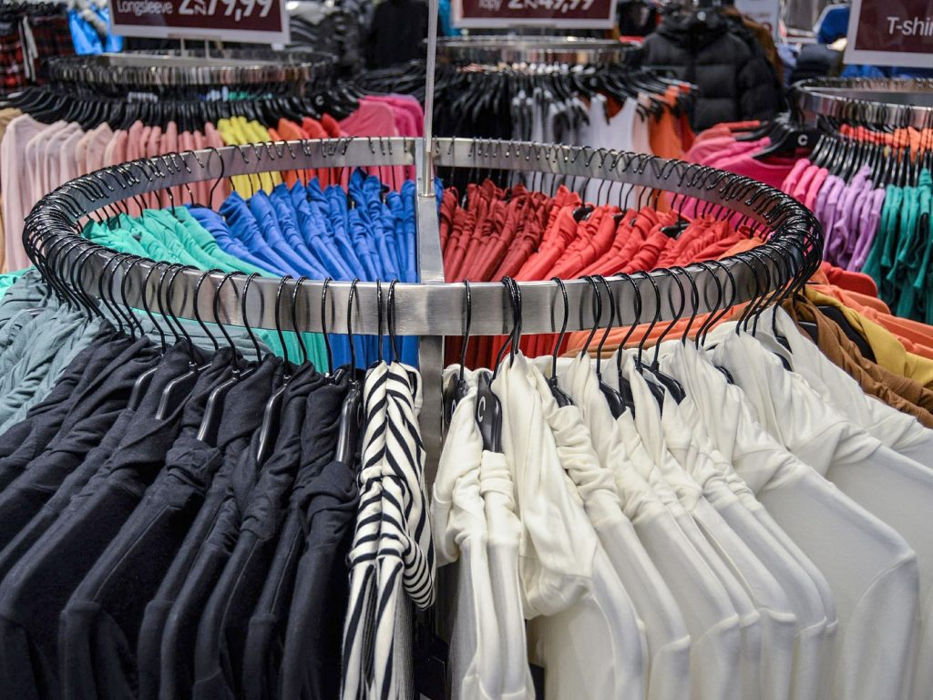 Fast Fashion: vollgepackte Kleiderständer im Shop (Bild: Jarmoluk, Pixabay)