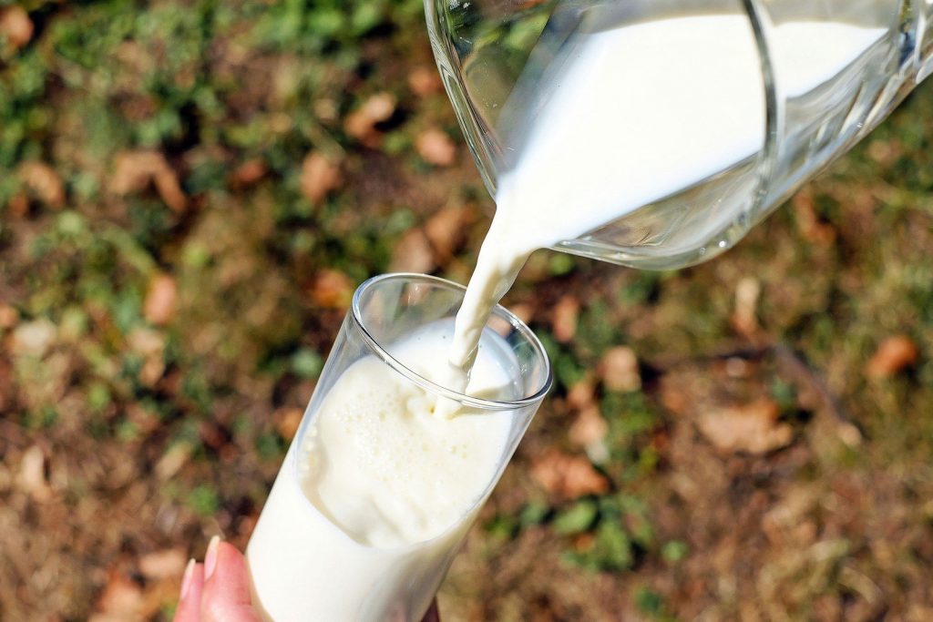Milch gießt in Glas. (Foto: Couleur, Pixabay)