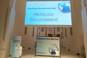 Bayerischer Eine Welt-Preis 2022 - Schilder, Leinwand bei Staatsempfang 30.4.22 Bamberg
