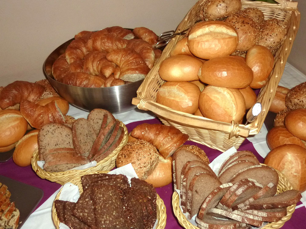 Frühstücksbuffet mit Brot und Croissants