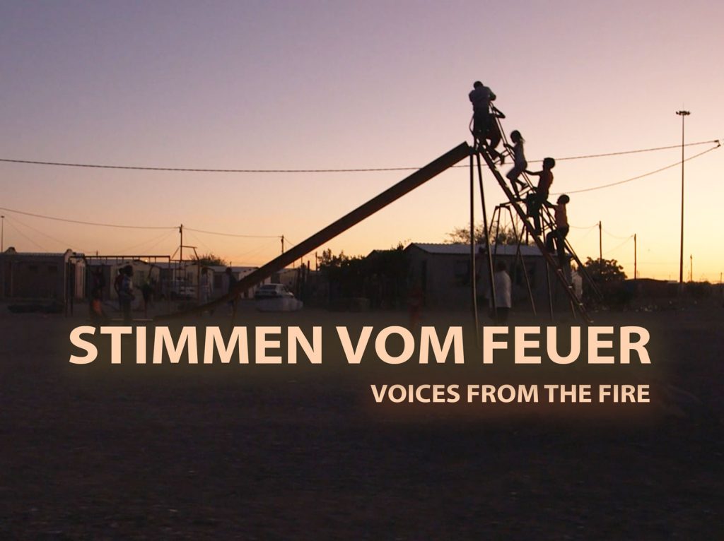 Titelbild des Dokumentarfilms "Stimmen vom Feuer": Kinderspielplatz im Abendlicht. (Foto: Carla Muresan, FILMALLEE)