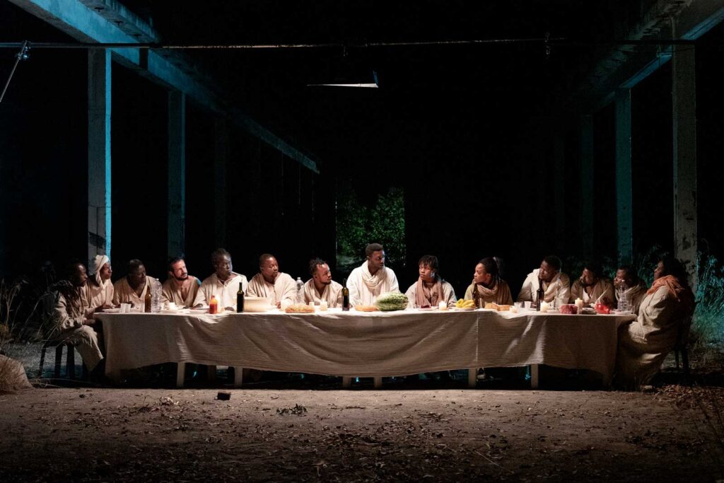 Abendmahl mit Schwarzen Jesus und Jüngern - aus dem Film "Das Neue Evangelium" von Milo Rau (2020)